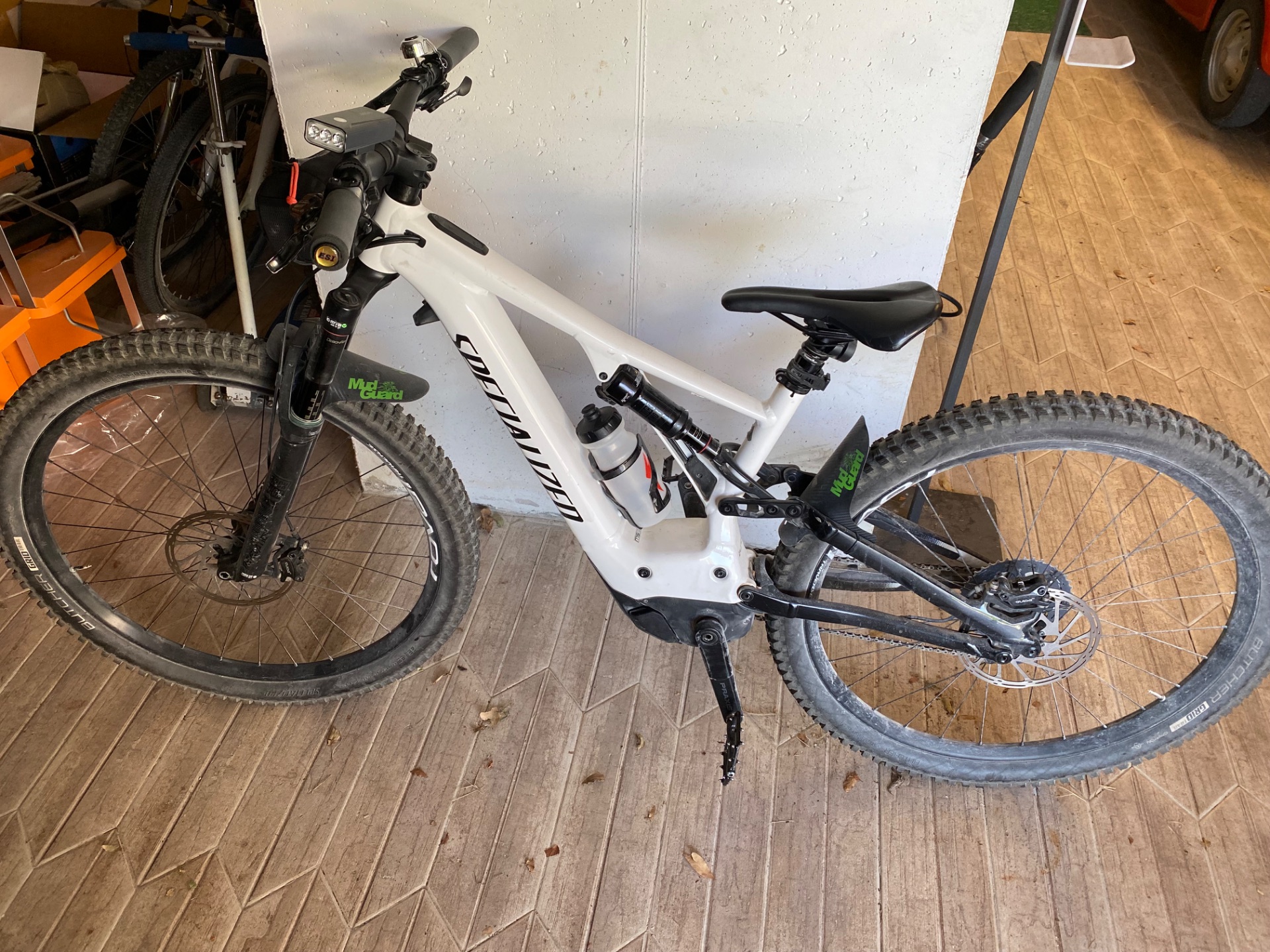 Mountain e-bike elettrica bi-ammortizzata di colore bianco Specialized Turbo Levo Comp